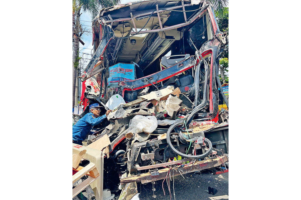 RAMP CHECK: Trim dari Kemenhub memeriksa bus pengangkut rombongan SMP IT Darul Qur - Image