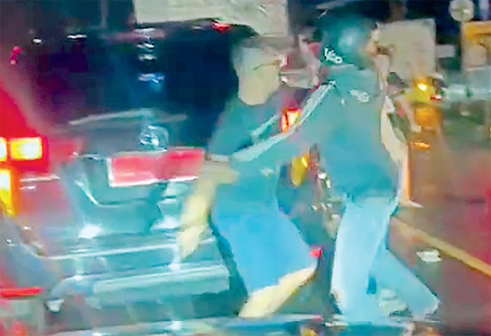 VIRAL: Kajari Kabupaten Kediri Pradhana Probo Setyarjo (kiri) cekcok dengan Fendi dan Masliyanto setelah mobilnya dihadang di jalan. (TANGKAPAN LAYAR INSTAGRAM JAWA POS RADAR KEDIRI) - Image