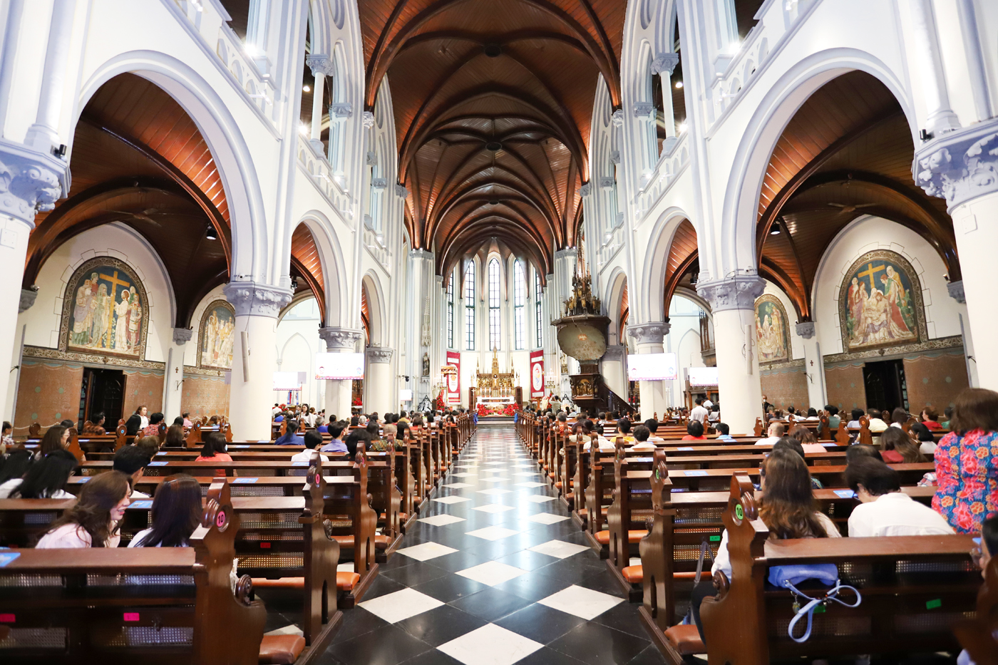 Ilustrasi: Umat Katolik mengikuti misa di gereja. (Dery Ridwansah/ JawaPos.com) - Image