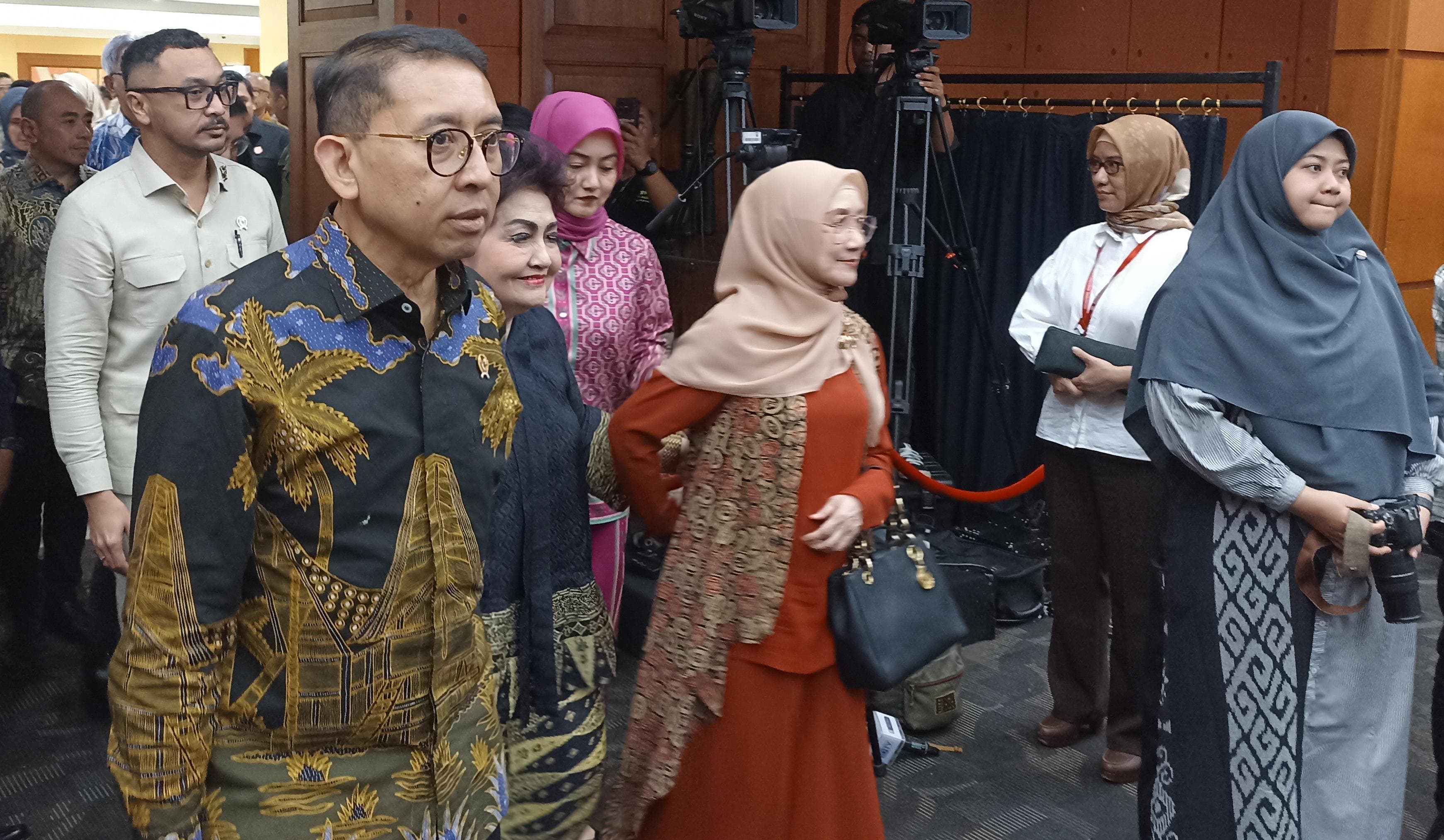 NOSTALGIA: Fadli Zon (dua dari kiri) mendampingi para musisi lawas di Gedung Kemendikdasmen kemarin (24/12). (HILMI SETIAWAN/JAWA POS) - Image