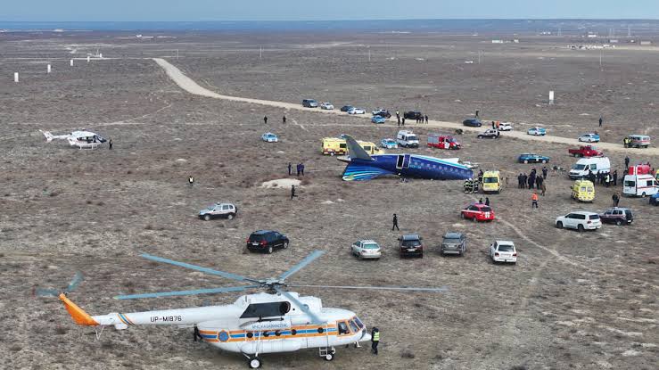 Ilustrasi: Pemandangan drone menunjukkan lokasi jatuhnya pesawat Azerbaijan Airlines di dekat kota Aktau, Kazakhstan, pada 25 Desember 2024. (Azamat Sarsenbayev/Reuters). - Image