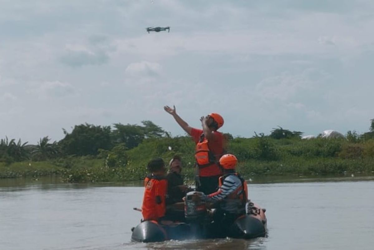 Operasi pencarian hari ketiga, seorang balita MR 3,5 tahun di Surabaya menggunakan bantuan drone. (Tim SAR Surabaya/Antara) - Image