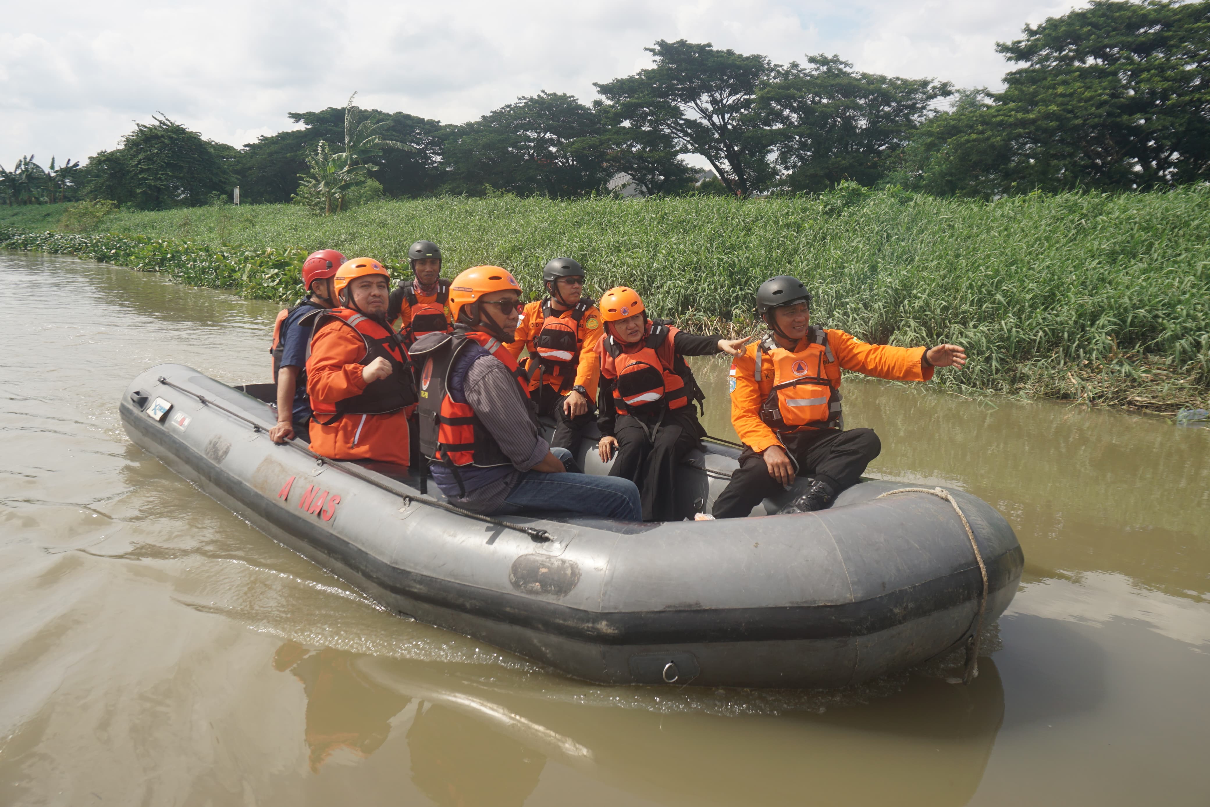 Operasi pencarian hari ketiga seorang balita MR berusia 3,5 tahun yang hilang terbawa arus, Kamis (26/12). (Dokumen Tim SAR Kota Surabaya) - Image
