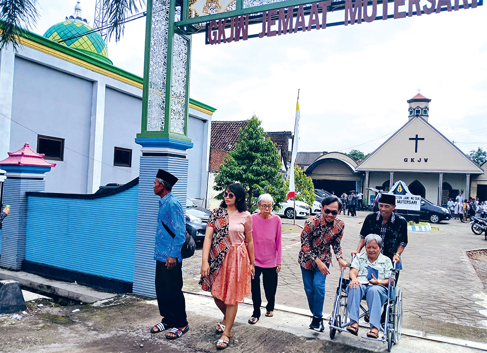 RUKUN BERDAMPINGAN: Warga Dusun Mutersari, Jombang, keluar kompleks tempat Masjid Al Hidayah dan GKJW berdiri bersebelahan. (MOH. NASIKHUDDIN/JAWA POS RADAR JOMBANG) - Image