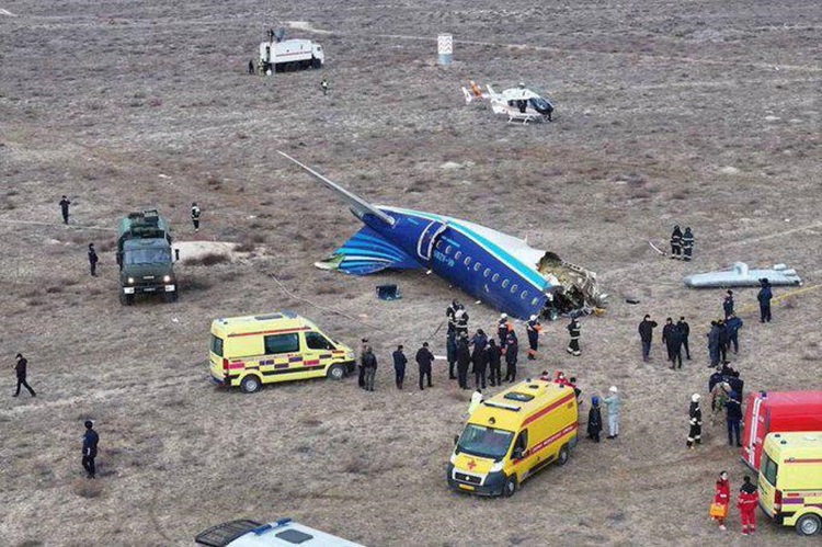 Pesawat Azerbaijan Airlines Embraer ERJ-190AR (4K-AZ65) yang terbang dari Baku ke Grozny jatuh di dekat Aktau, Kazakhstan, pada Rabu (25/12) waktu setempat. (X/@fl360aero) - Image