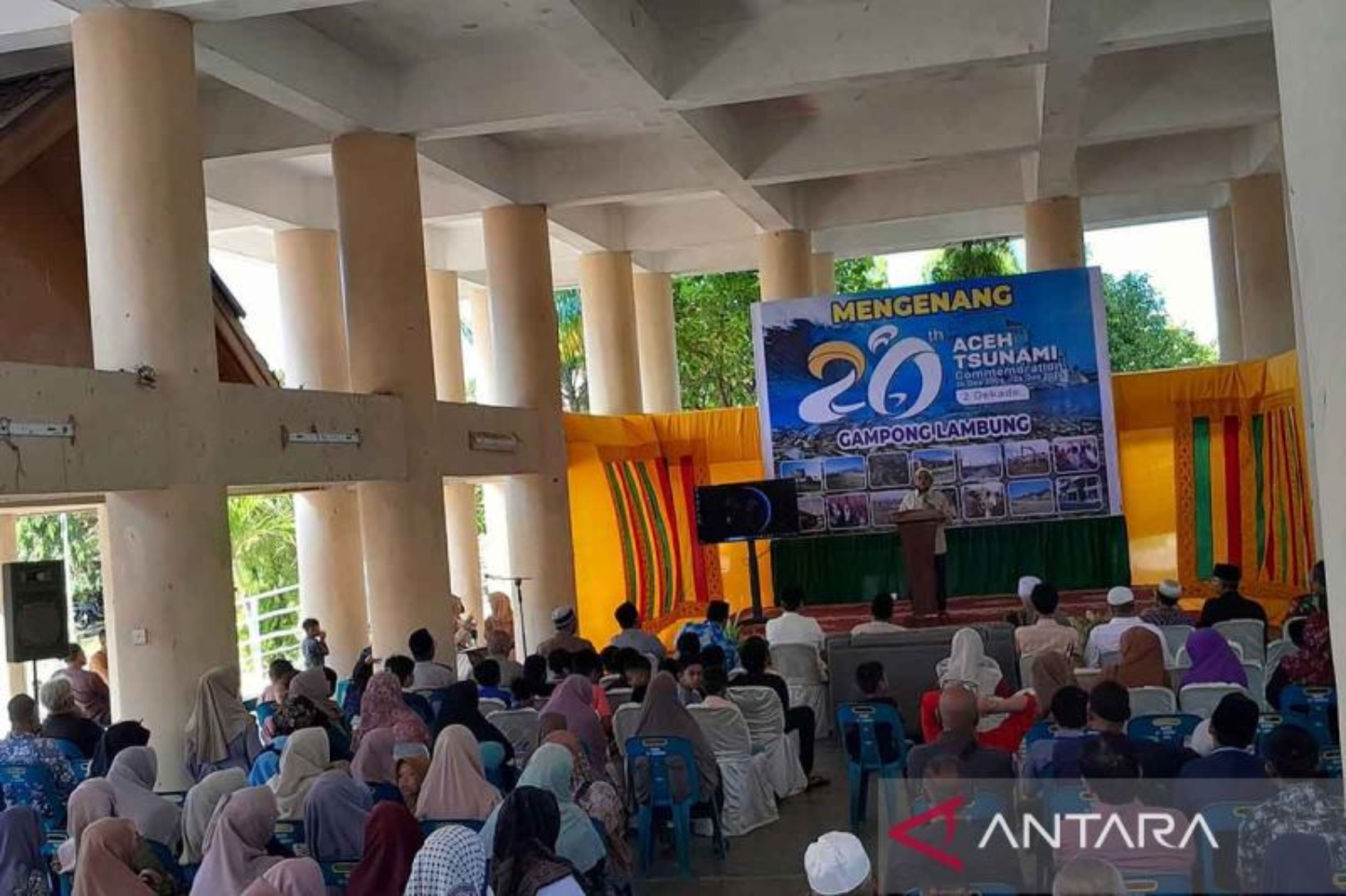 Korban tsunami berdoa bersama di Gedung Penyelamatan Gampong Lambung, Kota Banda Aceh, Kamis (26/12/2024). (ANTARA/M Haris SA) - Image