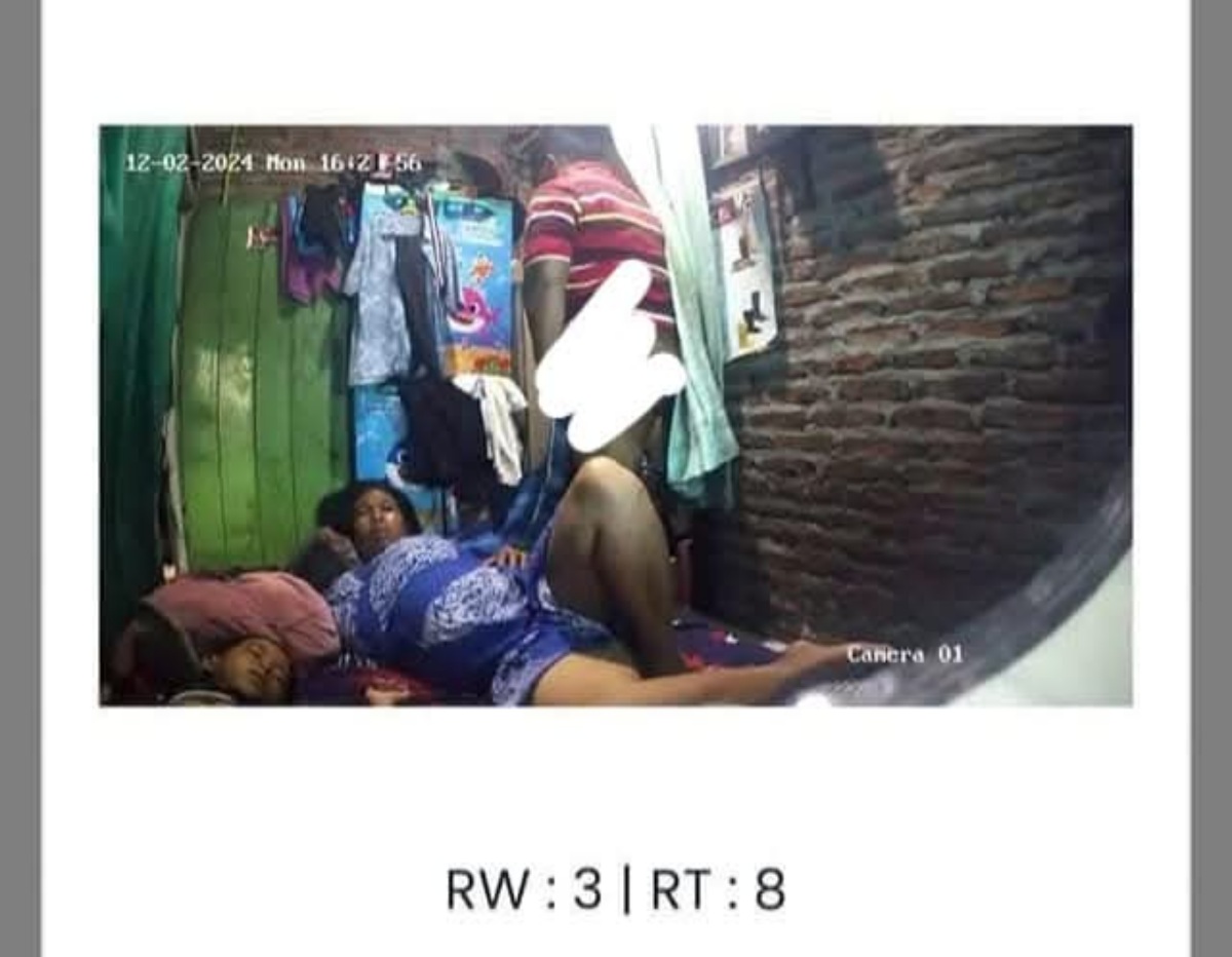 Tangkapan layar CCTV milik Pemkot Semarang yang memperlihatkan aktivitas warga di dalam rumah. (Facebook Joko Eryanto) - Image