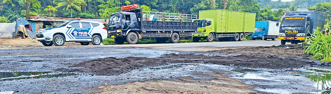 BERBAHAYA: Sisa pembersihan cairan kimia yang tercecer masih tampak di sekitar lokasi kejadian pada Selasa (24/12). (HENDRA HIDAYAT/RADAR BANDUNG) - Image
