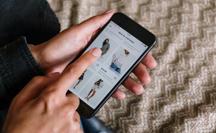 Ilustrasi orang yang sedang belanja online./Pexels. - Image