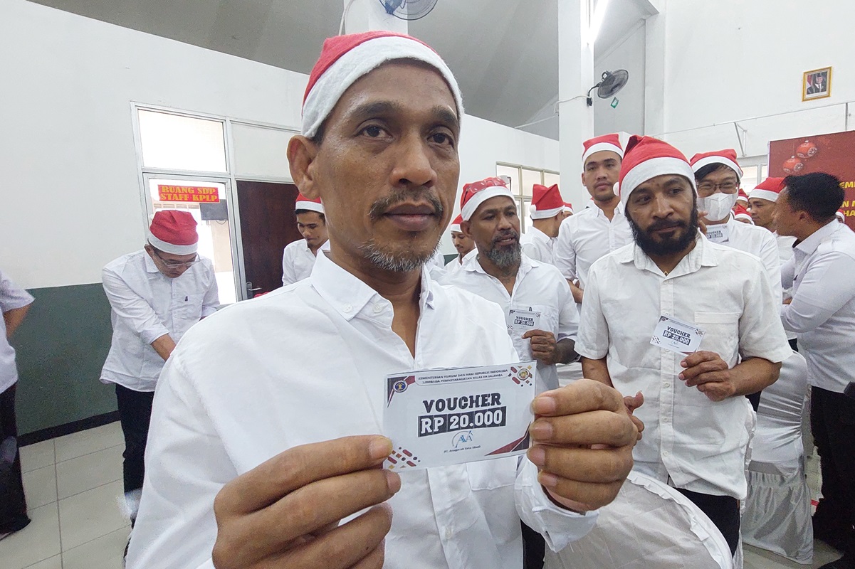 Warga binaan mendapatkan kado natal dari Kalapas Kelas IIA Salemba Beni Hidayat dan pegawai lainnya. (Ryandi Zahdomo) - Image