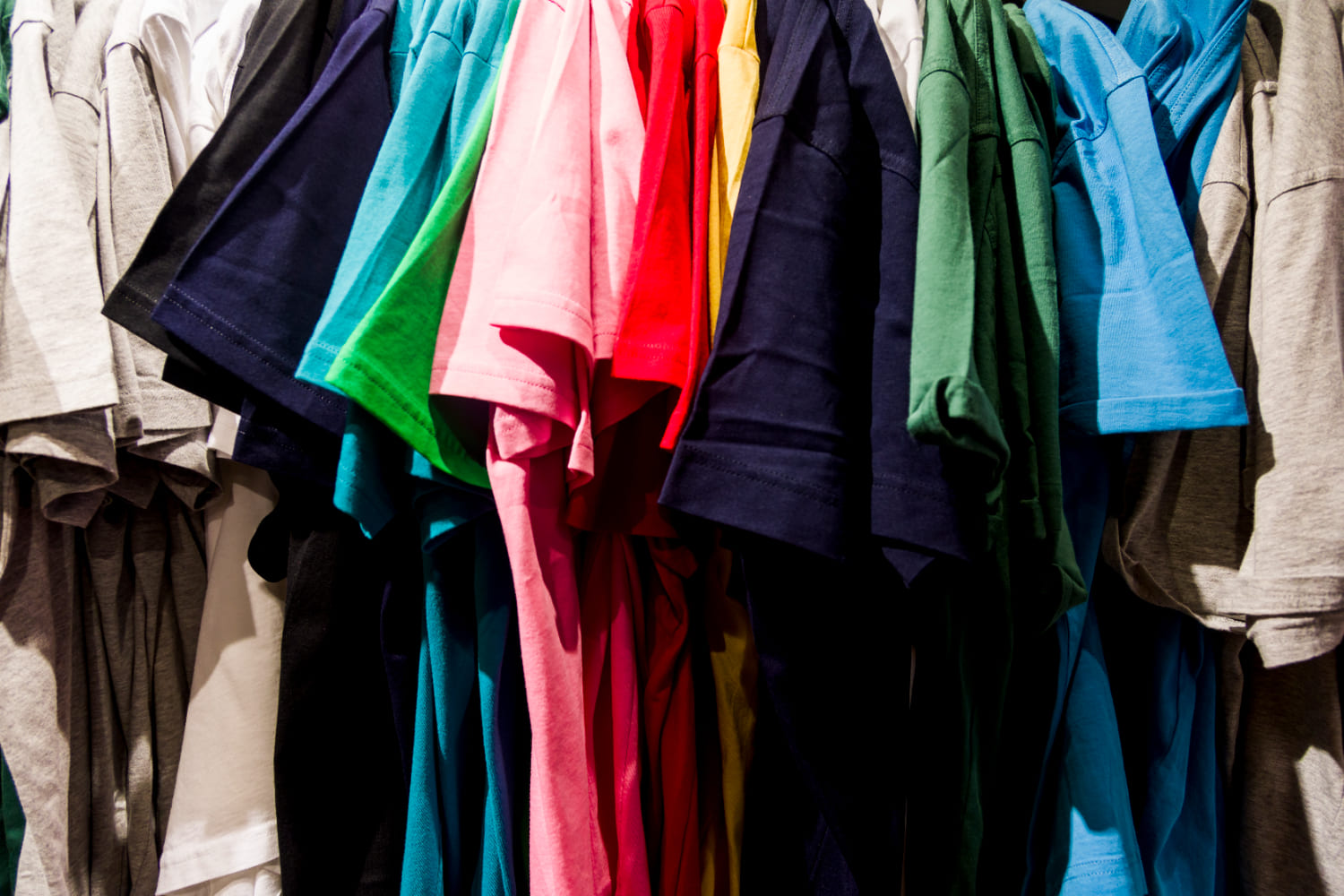ilustrasi baju warna-warni. Sumber foto: Freepik - Image