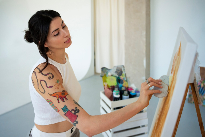 ilustrasi seseorang dengan zodiak yang pandai mengubah emosi menjadi karya seni. (freepik) - Image
