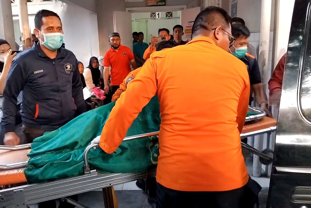 Jenazah bocah tenggelam saat akan diberangkatkan dari RSUD Dr. Soetomo ke Pasuruan. (Juliana Christy/JawaPos.com) - Image