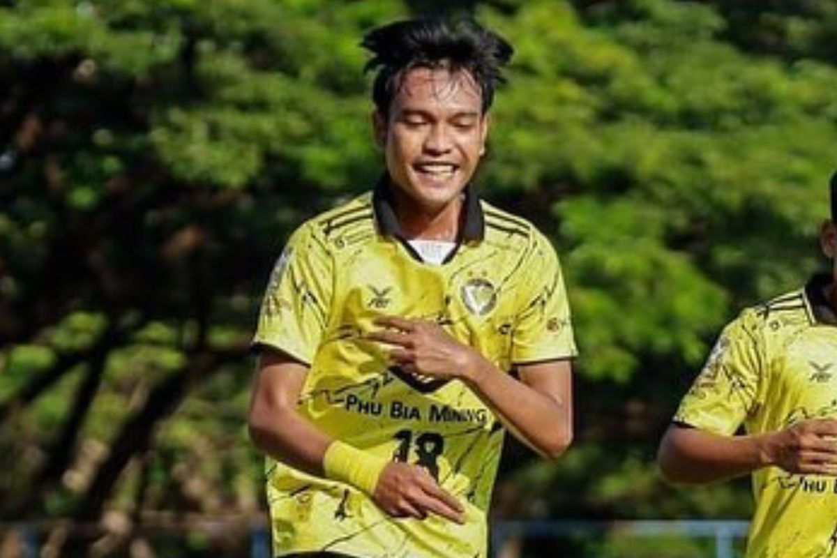 Brylian Aldama saat membela Young Elephants di Liga Laos. Ia dikabarkan akan merapat bersama Persis Solo. (Instagram @brylianaldamaa) - Image