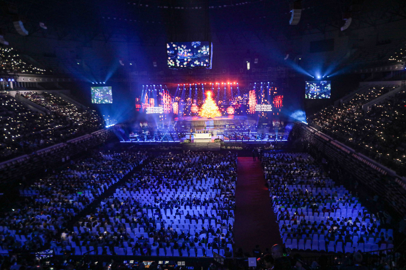 Umat Kristiani mengikuti ibadah Misa Natal dalam rangka Perayaan Natal Nasional 2024 di Indonesia Arena, Senayan, Jakarta, pada Sabtu (28/12/2024). (Salman Toyibi/Jawa Pos) - Image