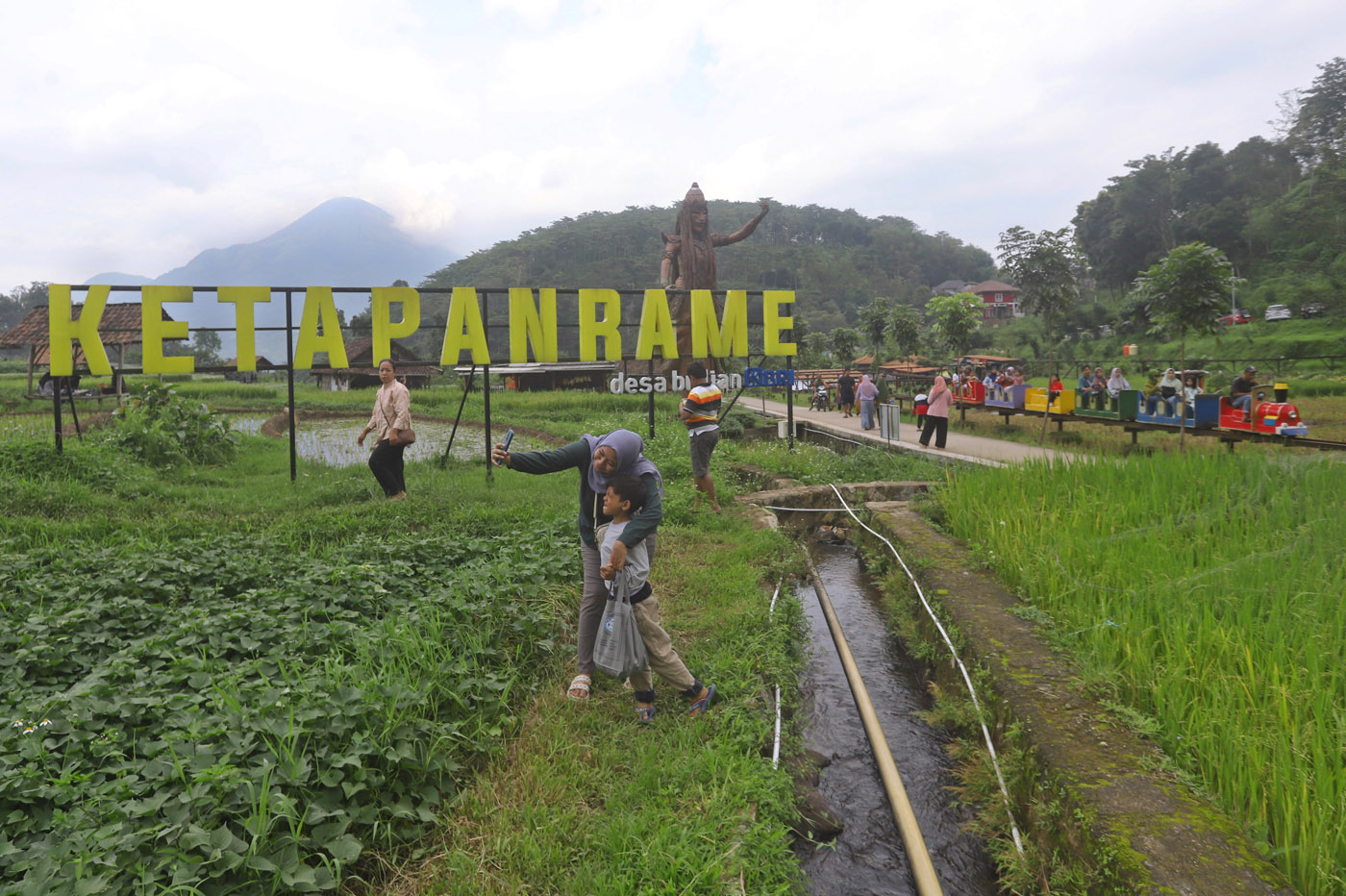 Wisata Sawah Sumber Gempong di desa Ketapanrame Kabupaten Mojokerto menjadi jujukan wisatawan mengis