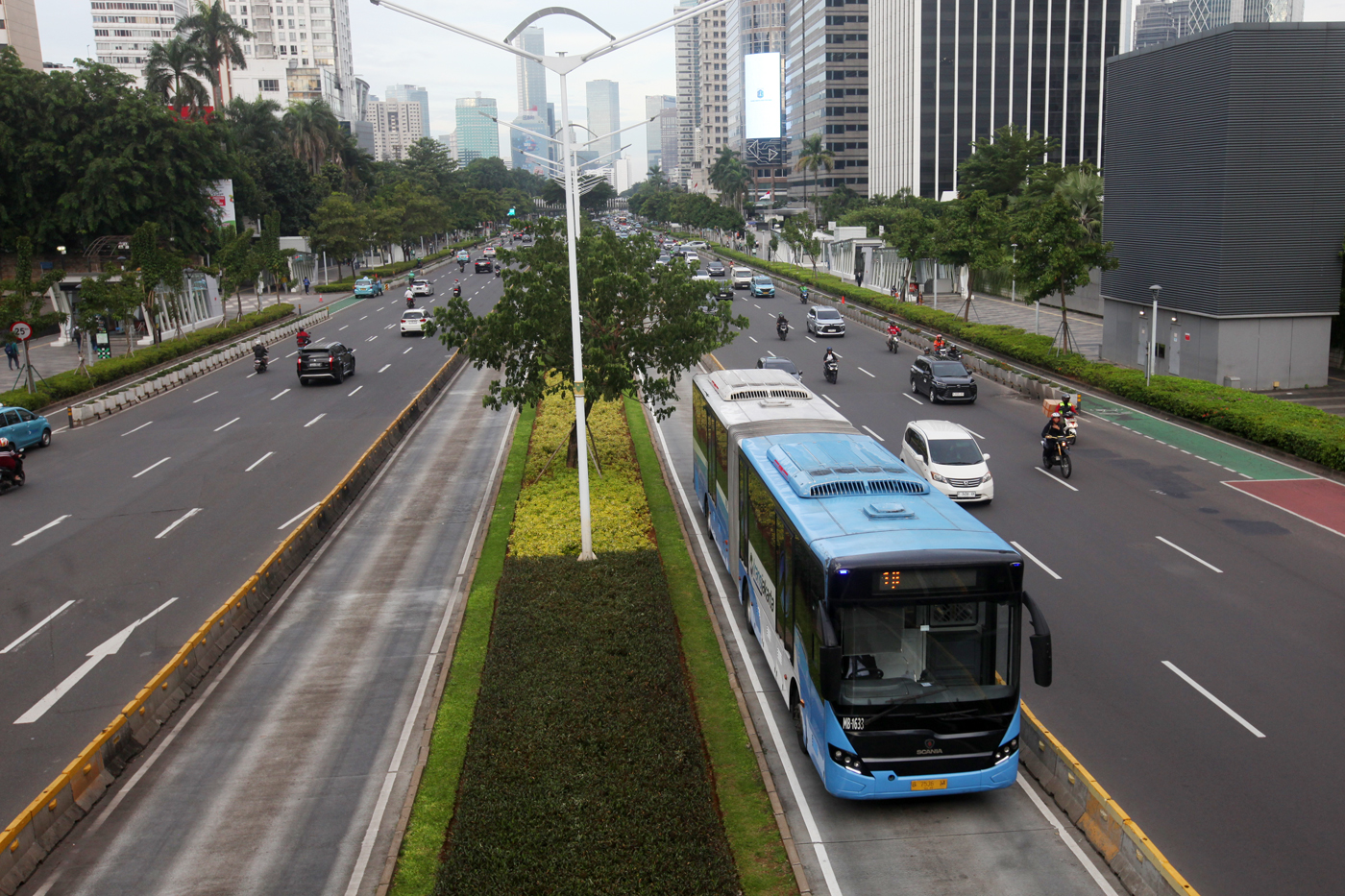 Bus Transjakarta melintas di kawasan Jalan Sudirman, Jakarta. (Dery Ridwansah/JawaPos.com) - Image