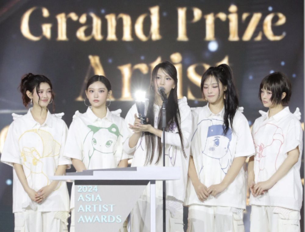 NewJeans meraih penghargaan untuk kategori Best Performance di ajang 9th Asia Artist Awards (AAA) 2024. (Allkpop) - Image