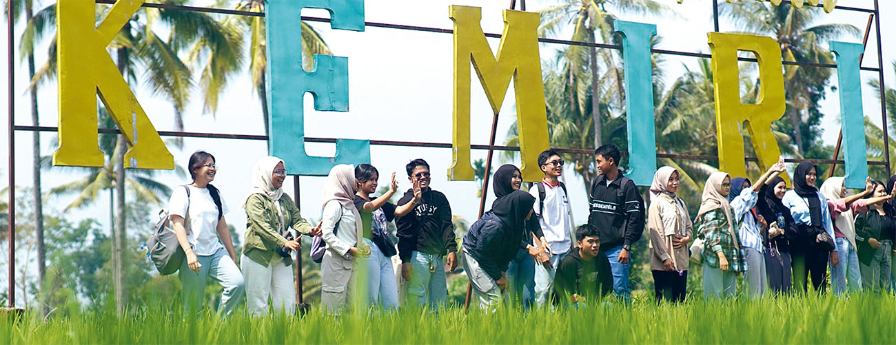 JALAN-JALAN SEKALIGUS BELAJAR: Berkat deretan situs sejarah yang ditemukan, Desa Kemiri telah menjadi desa wisata yang mengandalkan tema edukasi sejarah. (JAWA POS RADAR JEMBER) - Image