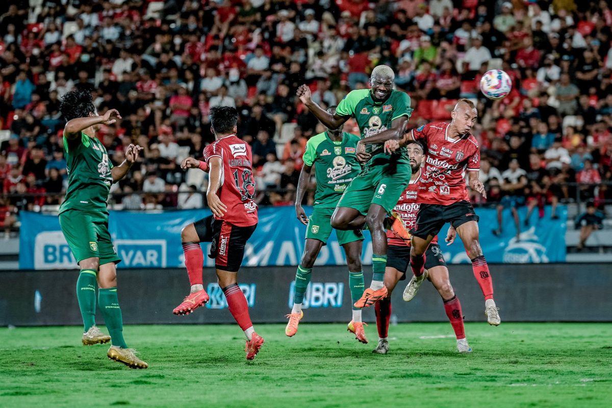 Kekalahan Persebaya dari Bali United membuat Paul Munster kecewa. (Media Persebaya) - Image