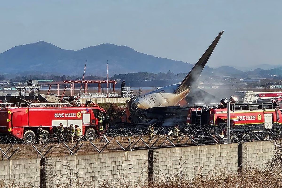 Pesawat Jeju Air yang mengalami kecelakaan di Bandara Internasional Muan, Korea Selatan, diduga karena roda pesawat tak berfungsi. (Dok. Yonhap/Reuters) - Image