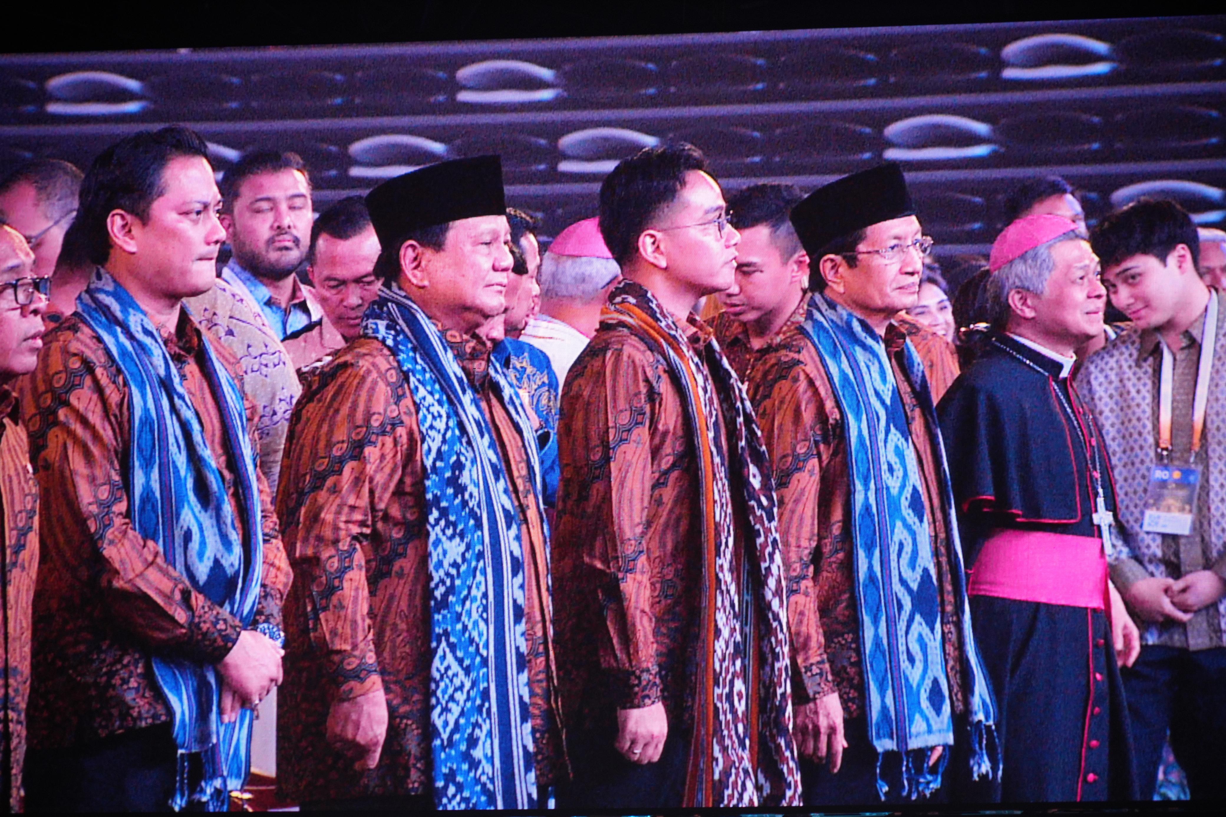 Menteri Agama Nasaruddin Umar (tiga dari kanan) bersama Presiden Prabowo Subianto di perayaan Natal Nasional 2024 di Jakarta pada Sabtu (28/12) malam. (Humas Kemenag) - Image