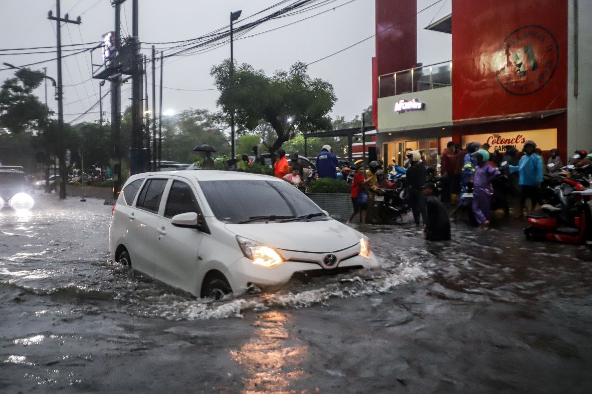 Salah satu titik wilayah di Surabaya yang terdampak banjir. (Riana Setiawan/Jawa Pos) - Image