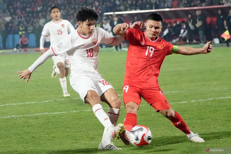 Pesepak bola Timnas Indonesia Victor Dethan (kiri) berebut bola dengan pesepak bola Timnas Vietnam Nguyen Quang Hai (kanan). (ANTARA)