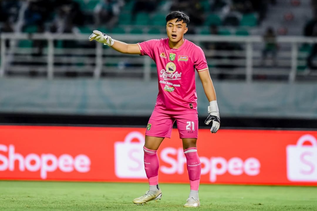 Ernando Ari menguatkan rekannya setelah Persebaya kalah dari Bali United. (Instagram/@nandoariiiss) - Image