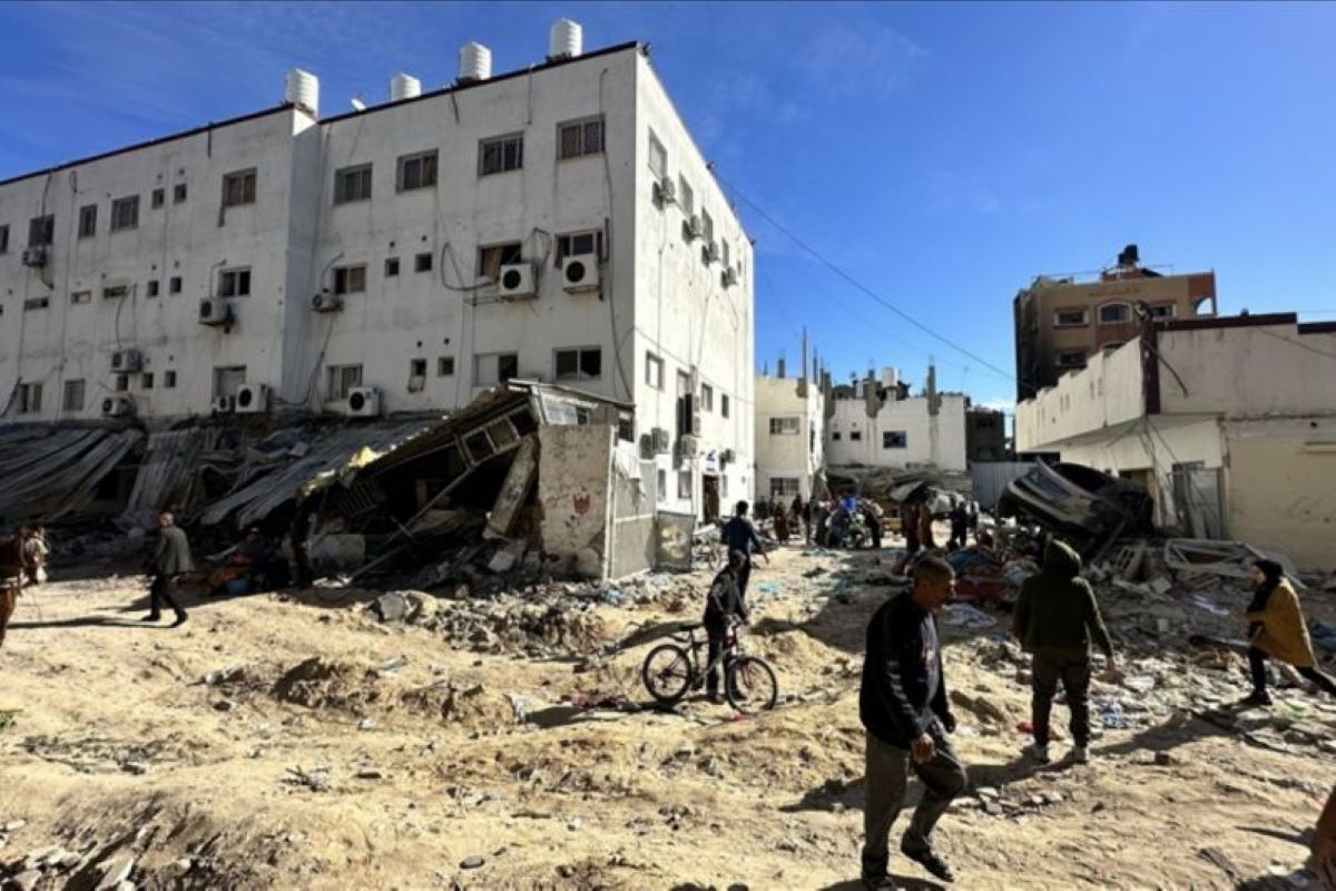Ilustrasi kawasan yang hancur terlihat di dekat Rumah Sakit Kamal Adwan setelah serangan Israel di Beit Lahia, Gaza. (Anadolu/Antara) - Image