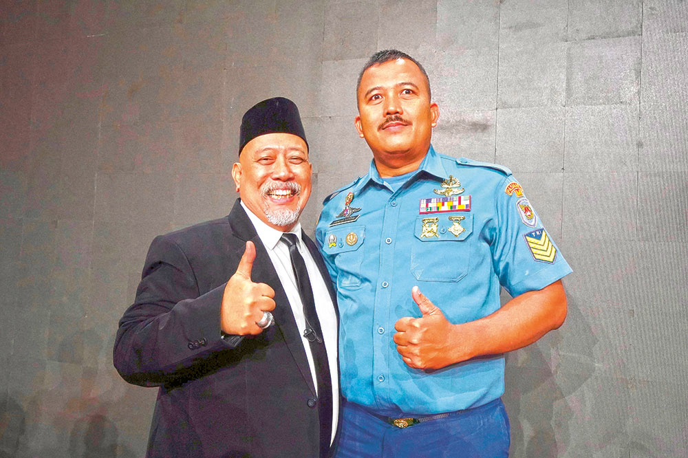 Ahmad Yusub bersama Indro Warkop selepas tampil dalam penyisihan awal kompetisi Comic 8 Revolution di Jakarta. (Ahmad Yusub) - Image
