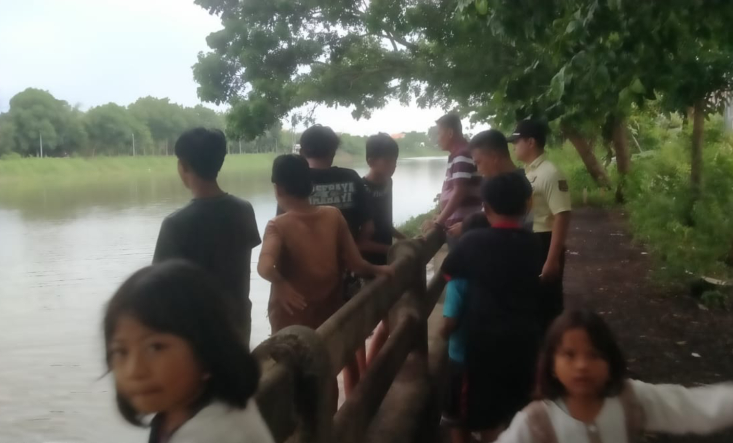Suasana di Waduk Kedurus, Surabaya, lokasi remaja tenggelam senin (30/12) sore. (Istimewa) - Image