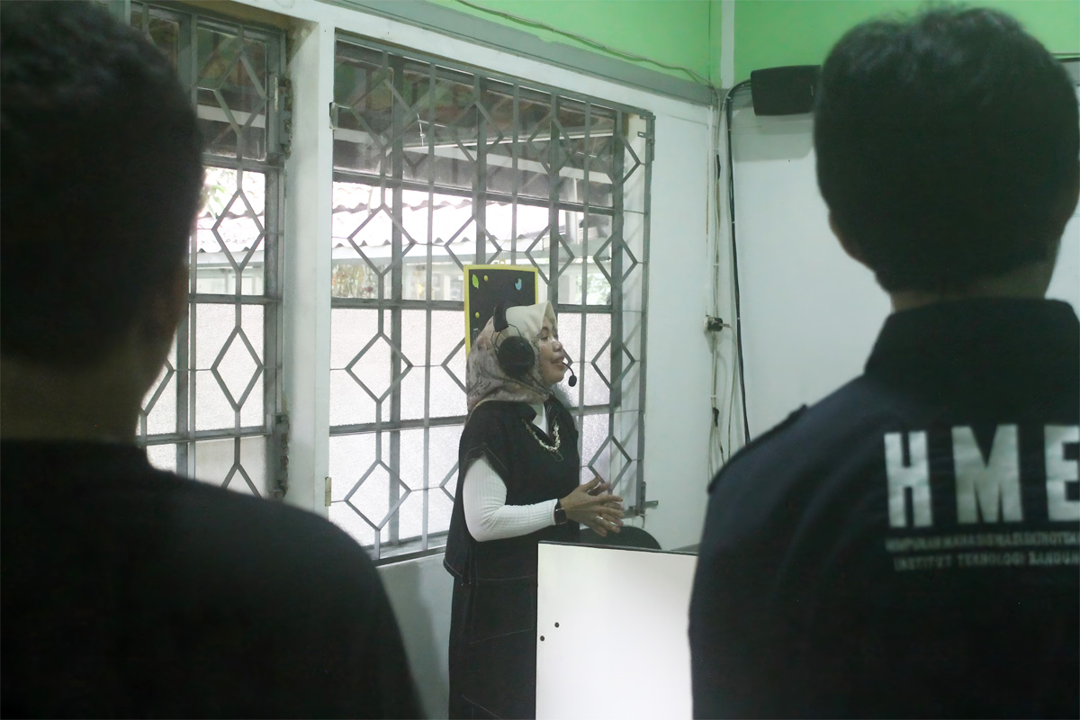 Ibu Ine Rahayu, Wakil Kepala Sekolah SLB Cicendo, mendemonstrasikan penggunaan perangkat pelatihan pendengaran. (Istimewa) - Image