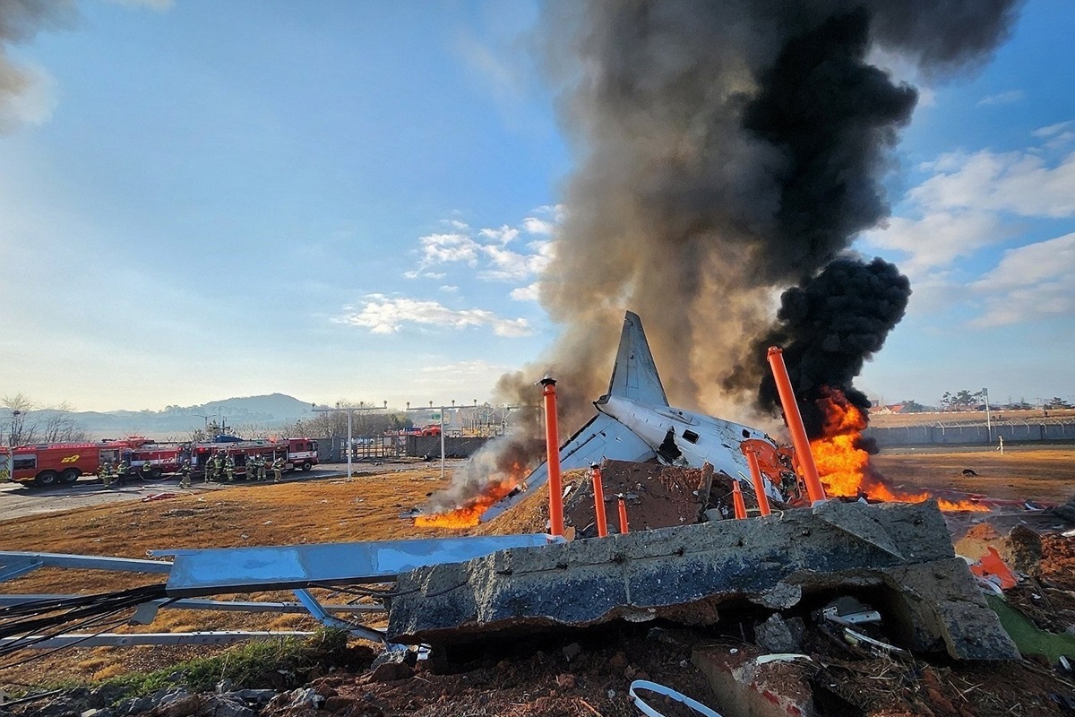 Pesawat Jeju Air jatuh dan terbakar. (Platform X) - Image