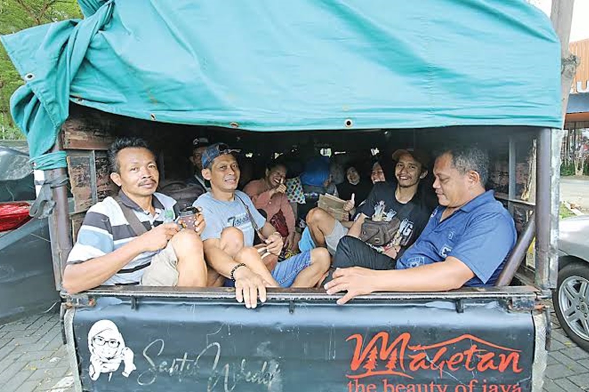 Ilustrasi: Rombongan pemudik dari Jakarta naik pikap saat mampir di rest area 207A, Cirebon. (ALFIAN RIZAL/JAWA POS) - Image