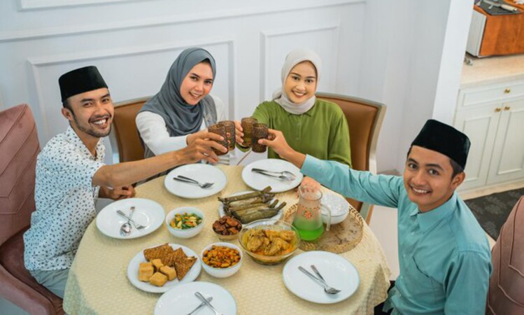 Ilustrasi orang sedang liburan dan menghabiskan waktu bersama kerabat terdekat. (Freepik) - Image