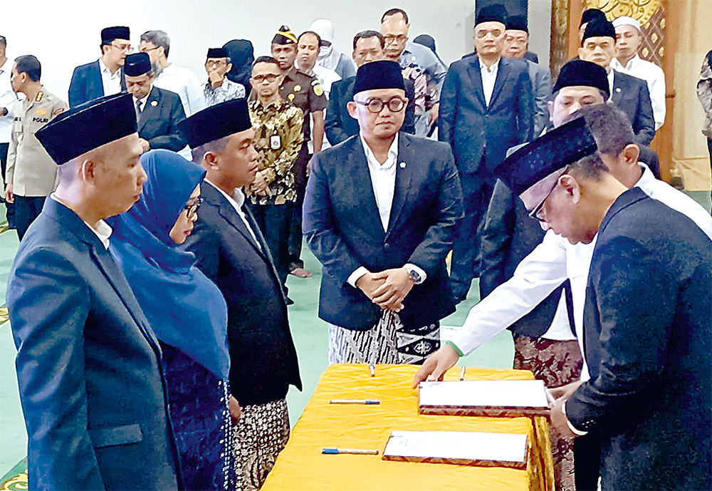 EMBAN AMANAT: Mochammad Irfan Yusuf (kanan) melantik sejumlah pejabat BP Haji di Masjid Al Ikhlas, Kemenag, Jakarta, Senin (30/12). (HILMI SETIAWAN/JAWA POS) - Image