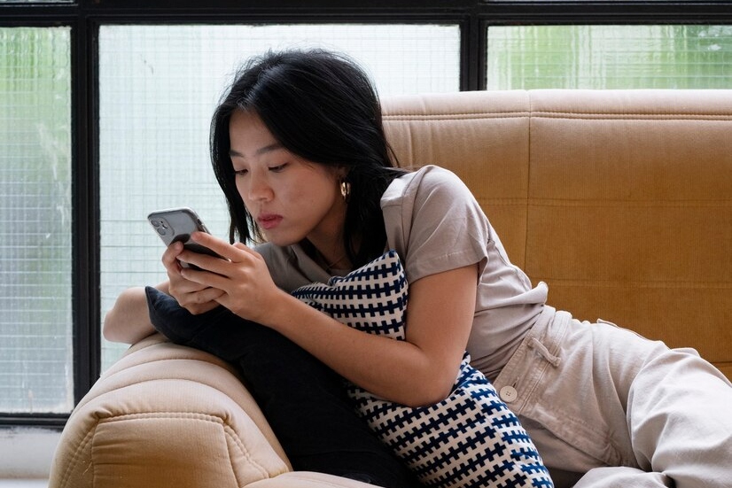 ilustrasi seseorang yang memprivate media sosial. (freepik) - Image