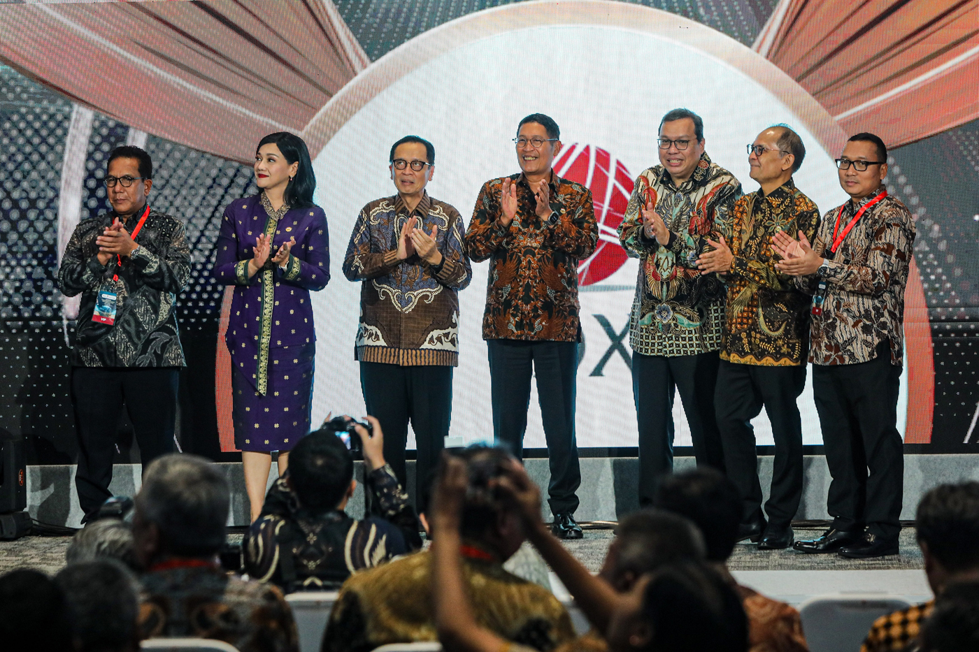 Kepala Eksekutif Pengawas Pasar Modal, Keuangan Derivatif, & Bursa Karbon OJK Inarno Djajadi (tengah) bersama Kepala Eksekutif Pengawas Perilaku Pelaku Usaha Jasa Keuangan, Edukasi, & Pelindungan Konsumen Friderica Widyasari Dewi (kedua kiri), Kep - Image