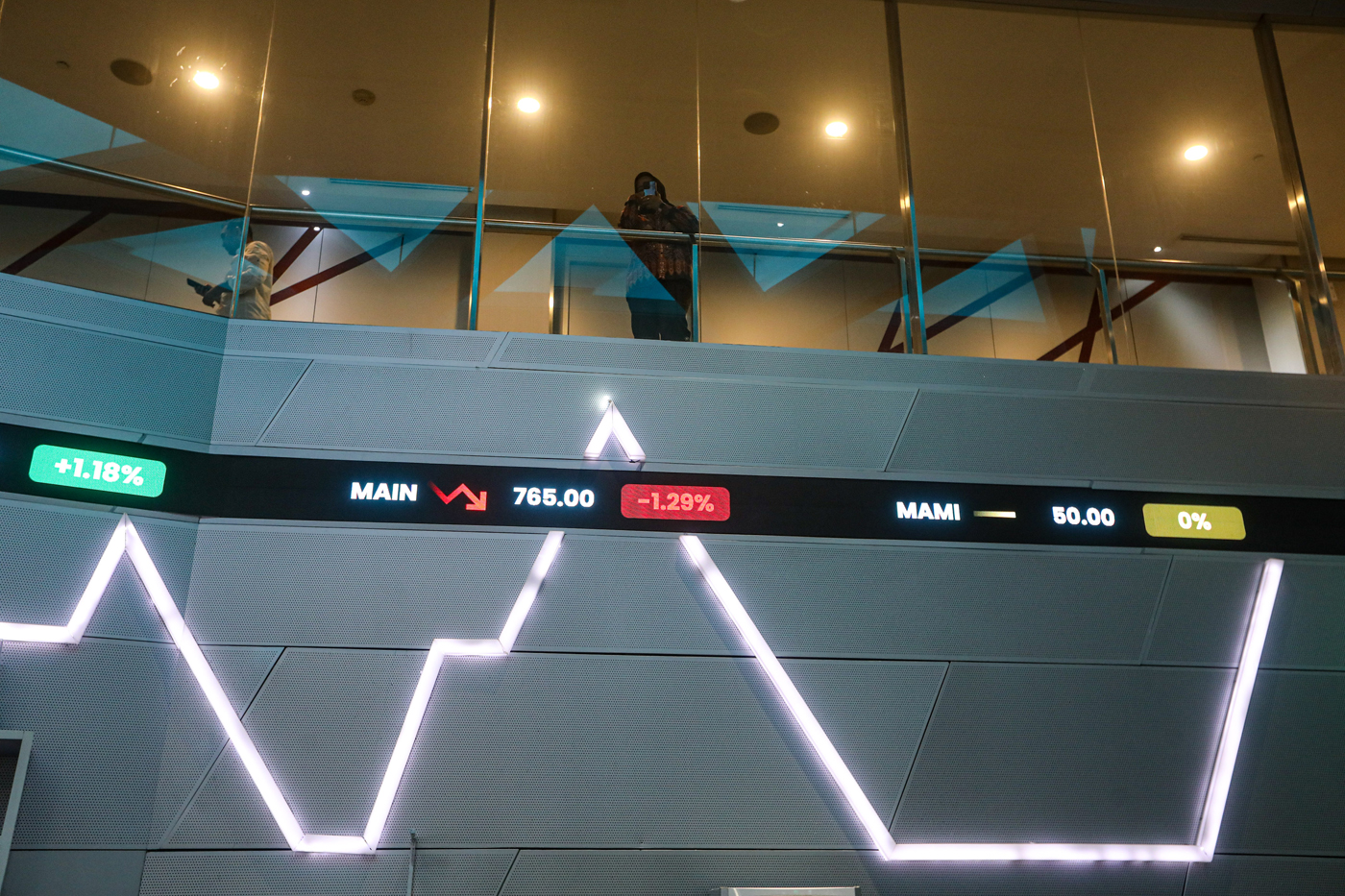 Suasana penutupan perdagangan saham 2024 di Gedung Bursa Efek Indonesia, Jakarta, Senin (30/12/2024), tempat perusahaan publik mencatatkan sahamnya. (Salman Toyibi/Jawa Pos) - Image
