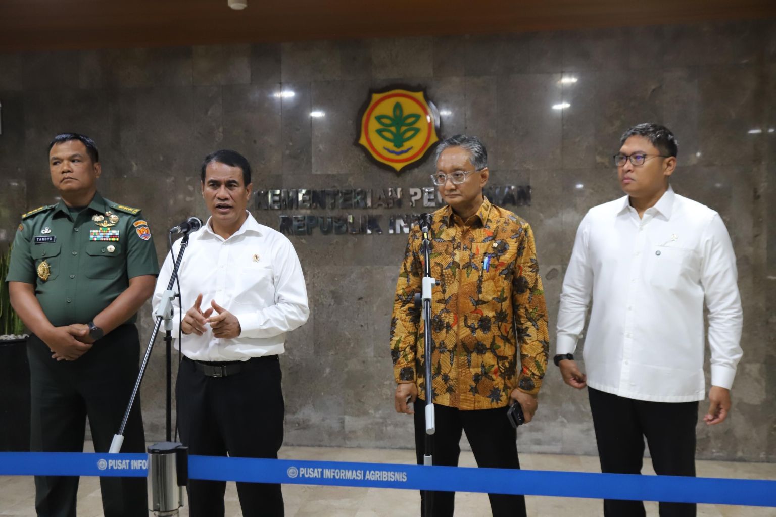 KOLABORASI: Andi Amran Sulaiman bersama Menteri PU Dody Hanggodo (kanan dan Wakasad Letjen Tandyo Budi di Jakarta kemarin (30/12). (HUMAS KEMENTAN) - Image