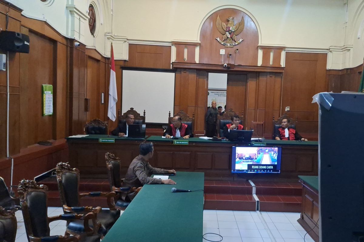 Sidang pemutusan restitusi korban Tragedi Kanjuruhan di PN Surabaya. (Novia Herawati/ JawaPos.com) - Image