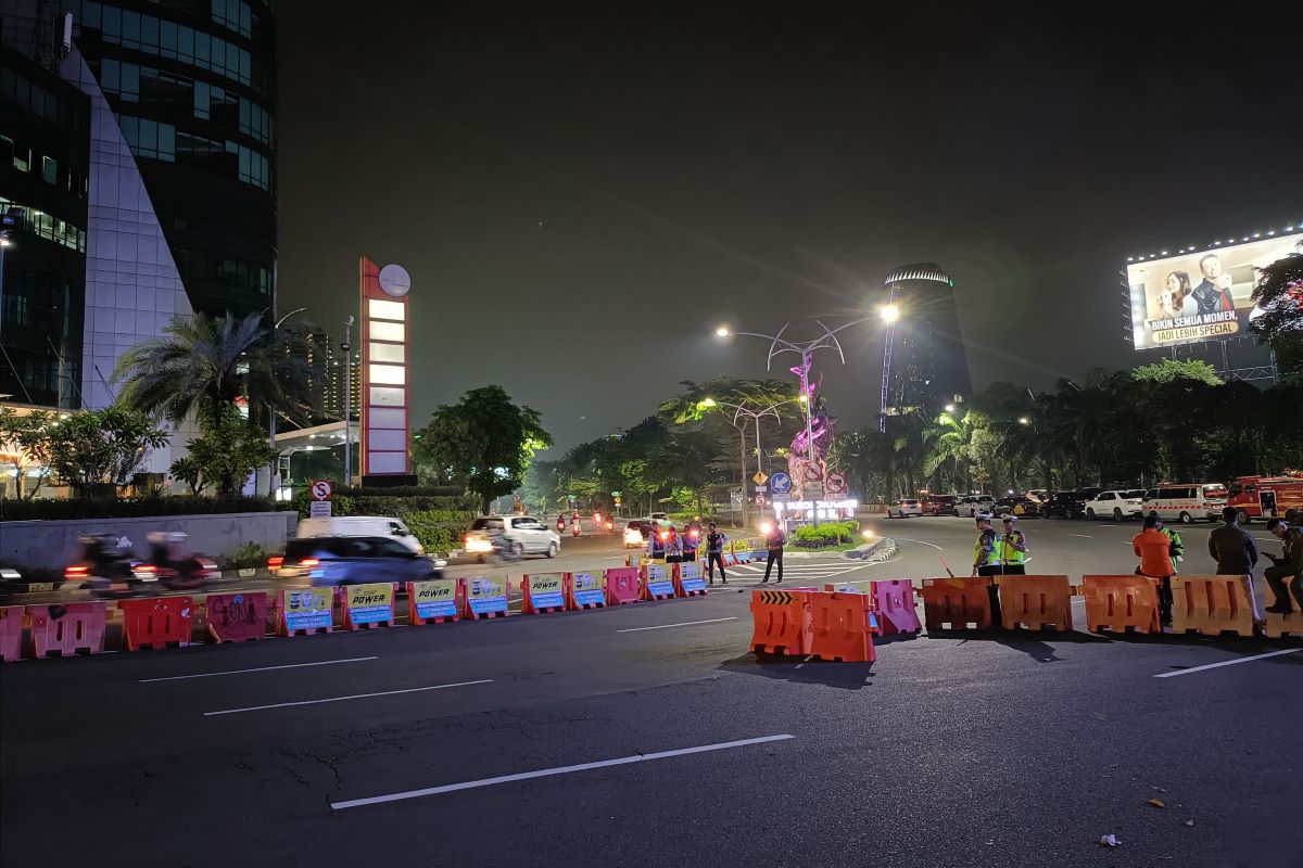 Suasana penyekatan jelang malam pergantian tahun baru di Bundaran Waru, Surabaya, Selasa (31/12). (Istimewa) - Image