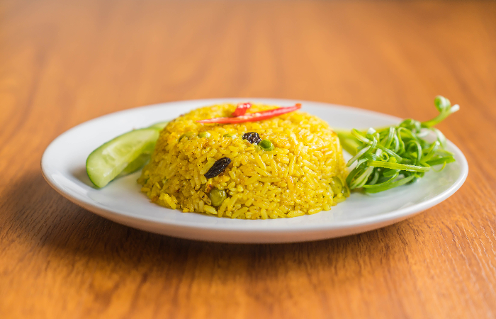 Resep Nasi Kuning Ayam Suwir Serundeng yang Hanya Pakai Rice Cooker. (YouTube Devina Hermawan) - Image