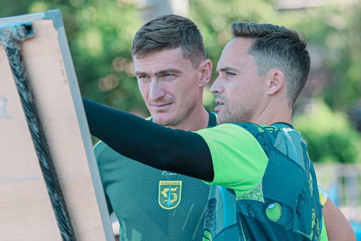 Paul Munster nampak ingin segera datangkan pemain baru untuk Persebaya Surabaya. (Media Persebaya) - Image
