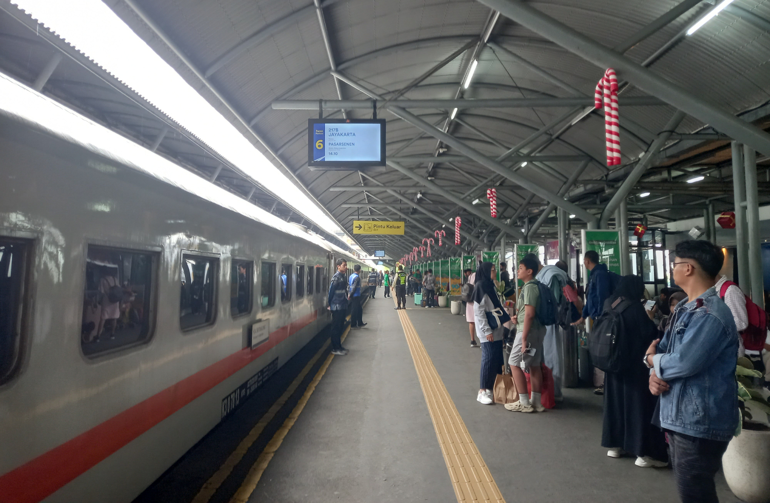 Suasana peron Stasiun Surabaya Gubeng. (Novia Herawati/ JawaPos.com) - Image
