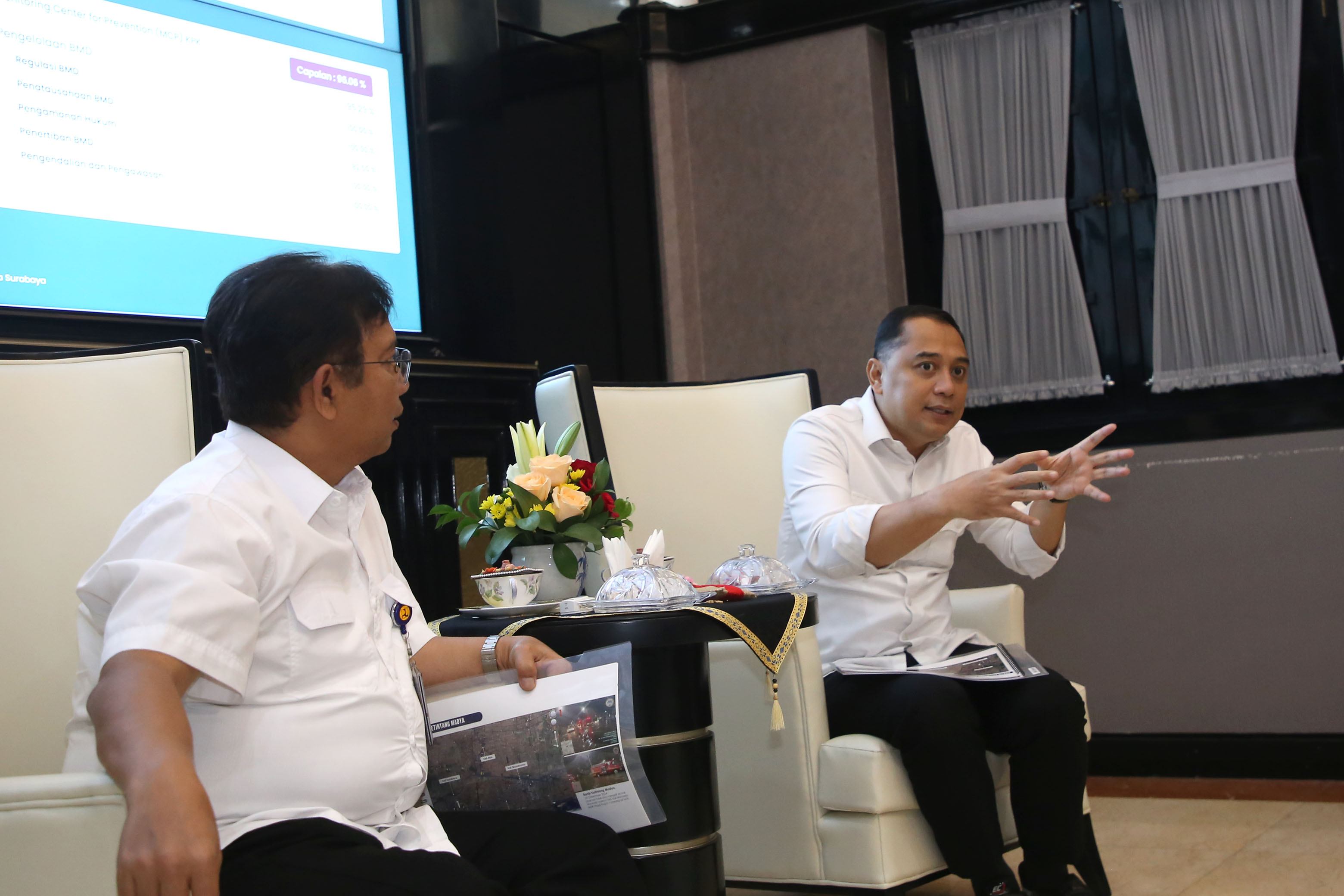 Wali Kota Surabaya Eri Cahyadi bersama Kepala BBWS Brantas Hendra Ahyadi Membahas Solusi Banjir di Sekitar Sungai Perbatasan. (Humas Pemkot Surabaya) - Image