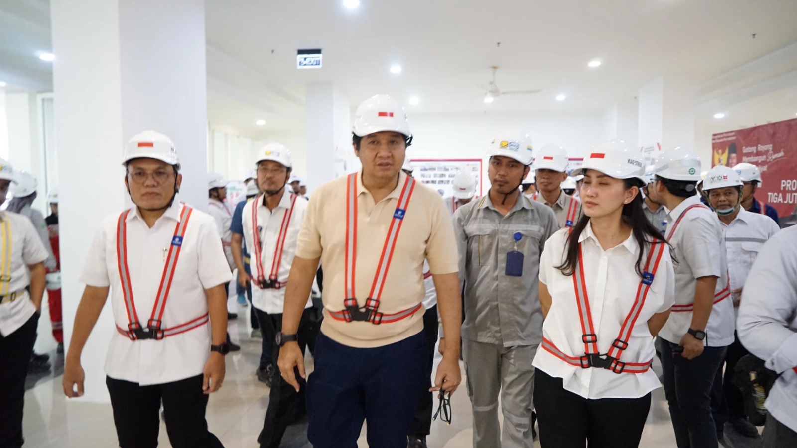 Menteri Perumahan dan Kawasan Permukiman (PKP) Maruarar Sirait (Ara) meninjau progres revitalisasi Rumah Susun (Rusun) Wisma Atlet Kemayoran di Jakarta, Selasa lalu (31/12). (Ali Mahrus/ Jawa Pos) - Image