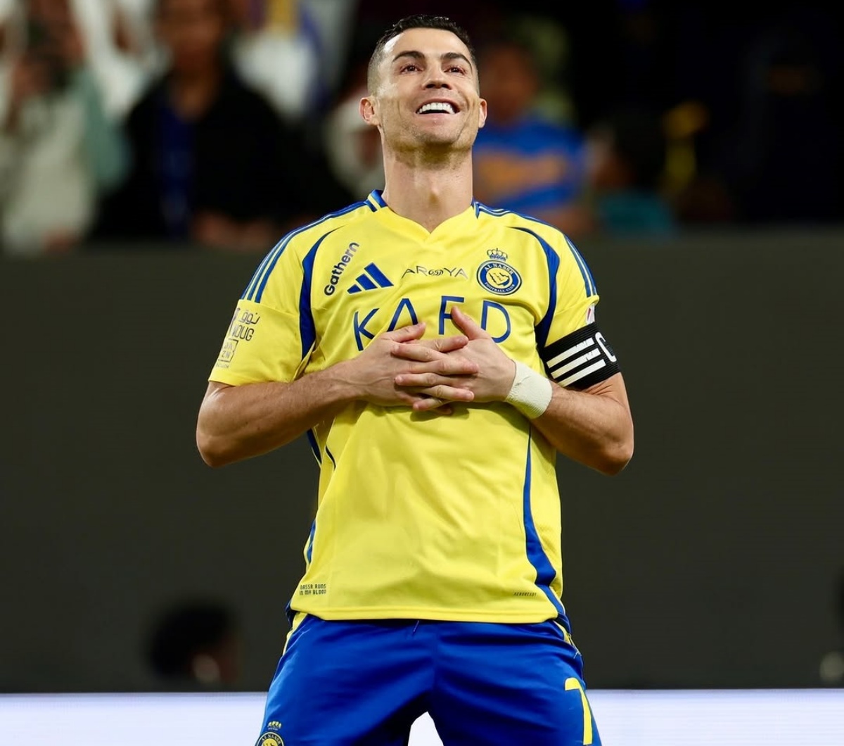 Selebrasi kedua tangan di atas dada yang merupakan ciri khas Cristiano Ronaldo seusai mencetak gol. (Instagram @cristiano) - Image