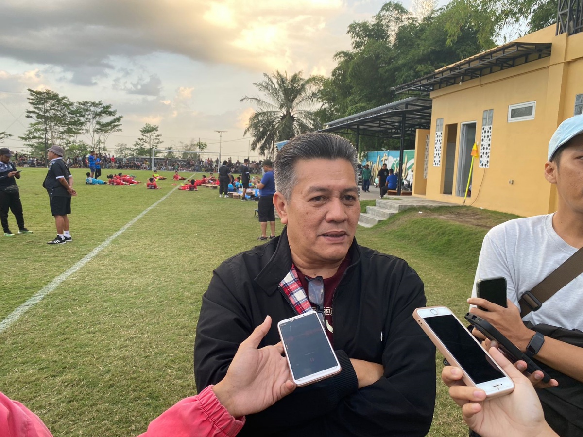 Dirut PSS Sleman, Gusti Randa, saat diwawancarai di Lapangan Pakembinangun, beberapa waktu lalu. (Ariq Fajar Hidayat/JawaPos.com) - Image